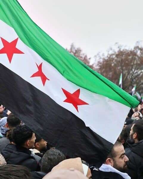 Syrische Flüchtlinge in Deutschland feiern, während die Rückkehr in ihre Heimat stockt.