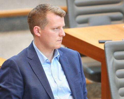 Henning Höne präsentiert seine Kandidatur für den FDP-Bundesvorsitz trotz Wolfgang Kubickis Ambitionen.