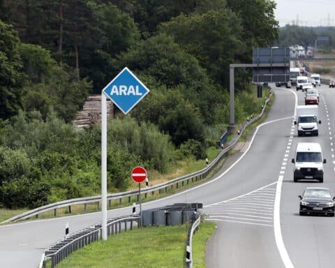 Aral-Tankstelle an der Autobahn, symbolisiert steigende Spritpreise und Tempolimit-Debatte in Berlin.