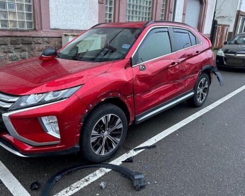 Unfallflucht in Pirmasens: beschädigter roter Mitsubishi, Polizei sucht Zeugen, hoher Sachschaden.