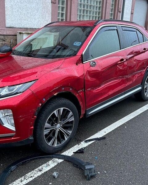 Unfallflucht in Pirmasens: beschädigter roter Mitsubishi, Polizei sucht Zeugen, hoher Sachschaden.