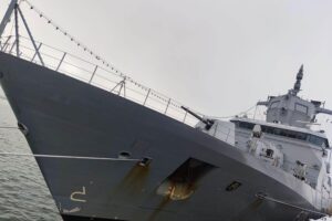 Deutsches Kriegsschiff, Einsatz im Golf, internationale Mission, Minenräumen, Seeaufklärung, Bundeswehr-Projekt.