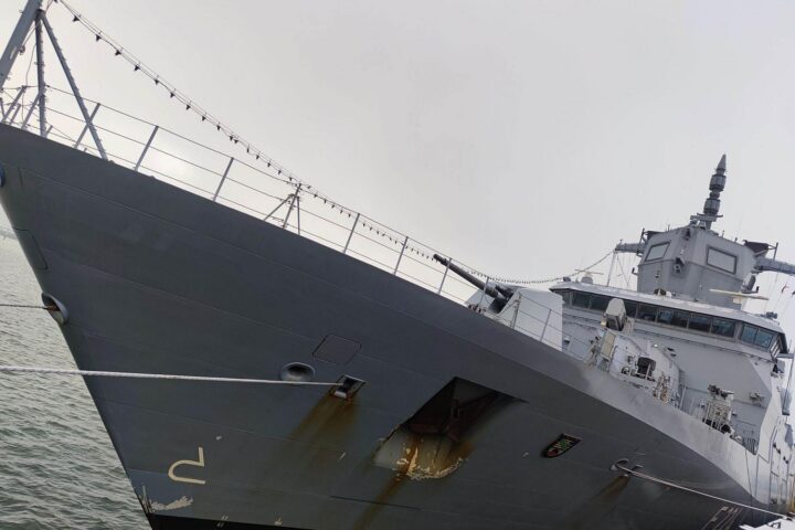 Deutsches Kriegsschiff, Einsatz im Golf, internationale Mission, Minenräumen, Seeaufklärung, Bundeswehr-Projekt.