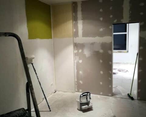 Umbau von leerstehenden Büros in moderne Wohnungen zur Förderung von Wohnraum und Lebensqualität.