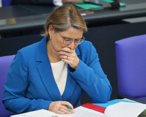 Stefanie Hubig spricht über Gesetz gegen digitale Gewalt und dessen schnelle Umsetzung.