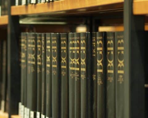 Ein Bild von Jura-Büchern in einer Bibliothek, zeigt Interesse am neuen Jura-Bachelor.