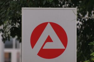Ältere Arbeitnehmer im Fokus: Chancen zur Beschäftigung, Rentenbeiträge und Lohnausgleich betont.