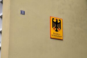 Ermittlungsmethoden zur Auffindung unbekannter IS-Kämpfer durch das Bundeskriminalamt in Deutschland.