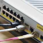 Abstraktes Bild eines Netzwerk-Patchpanels, symbolisiert digitale Infrastruktur und Herausforderungen der KI-Finanzierung in Deutschland.