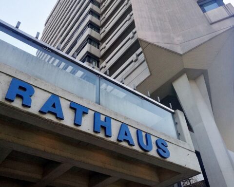 Rathaus von Offenbach symbolisiert Kaufkraftunterschiede zwischen prosperierenden und strukturschwachen Städten in Deutschland.