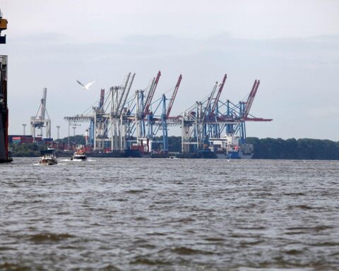 Hamburger Hafen mit Containerschiffen, Symbol für die schlechte Lage der deutschen Wirtschaft.