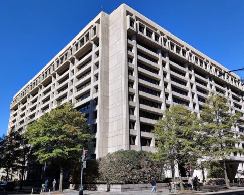 IWF-Logo, Diagramme zu Wachstum, internationale Finanzstatistiken, schwarz-weiße grafische Darstellung.