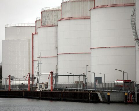 Industrie-Tanklager mit Logo, Symbol für wirtschaftliche Unsicherheit und steigende Energiepreise in Deutschland.