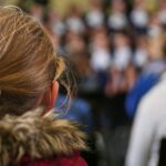 Kinder in einer Schule, symbolisieren Bildungschancen, soziale Ungleichheit und Geschlechterunterschiede.
