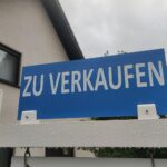 "Verkaufsschild vor Einfamilienhaus im Hochsauerlandkreis, symbolisiert gestiegene Immobilienpreise."