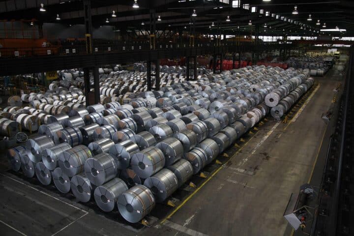 Stahlproduktion in NRW: Rückgänge in mehreren Industriezweigen, nur Nahrungsmittel verzeichnen Steigerung.