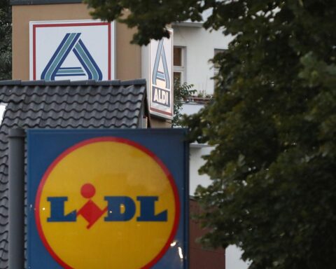 Lidl- und Aldi-Filialen symbolisieren aktuelle Preisentwicklungen und Inflation im Lebensmittelsektor.