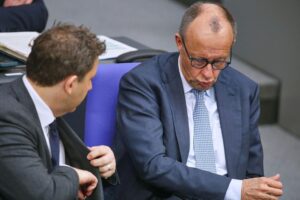 Lars Klingbeil und Friedrich Merz blicken besorgt auf aktuelle Umfrageergebnisse zur politischen Stimmung.
