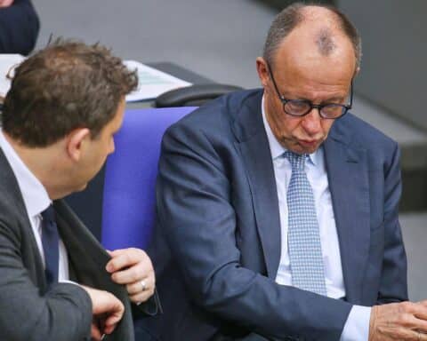 Lars Klingbeil und Friedrich Merz blicken besorgt auf aktuelle Umfrageergebnisse zur politischen Stimmung.