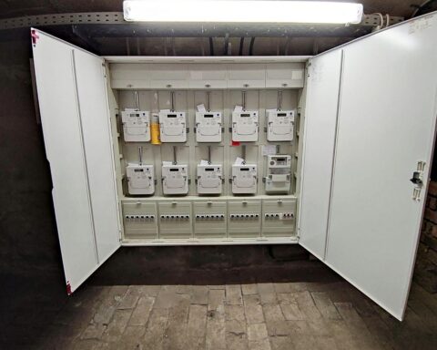 Moderne Stromzähler symbolisieren steigende Energiepreise und Diskussionen über die Energiewende in Deutschland.