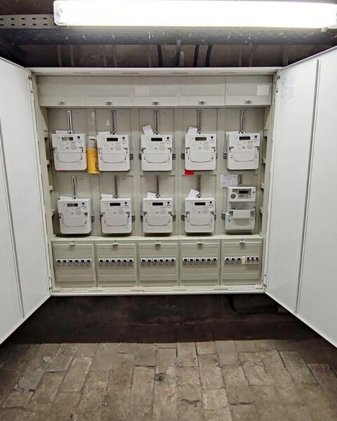 Moderne Stromzähler symbolisieren steigende Energiepreise und Diskussionen über die Energiewende in Deutschland.