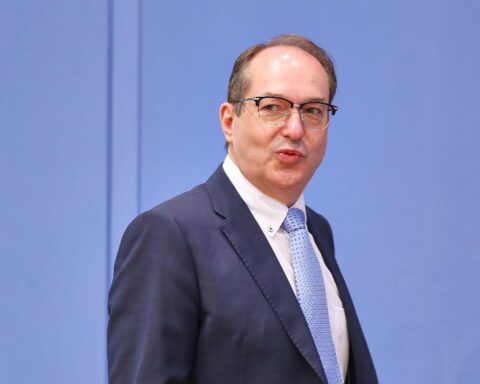 Vier Integrationsminister der Grünen fordern Fortführung der Asylverfahrensberatung gegen Dobrindts Plan.