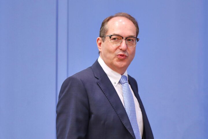 Vier Integrationsminister der Grünen fordern Fortführung der Asylverfahrensberatung gegen Dobrindts Plan.