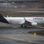 Lufthansa-Maschine im Flug, symbolisiert Konflikt zwischen Piloten und Airline über Sicherheitsstandards.