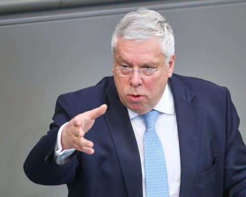 Jürgen Hardt diskutiert Trumps Seeblockade-Plan: Verhandlungstaktik oder ernsthafte Bedrohung?