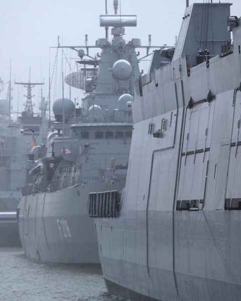 Deutsche Kriegsschiffe im Einsatz, Symbol für internationale Sicherheitsanstrengungen im Persischen Golfkonflikt.