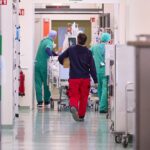 Medizinisches Personal in einem Krankenhaus, besorgt über bevorstehenden Helium-Mangel für MRT-Geräte.