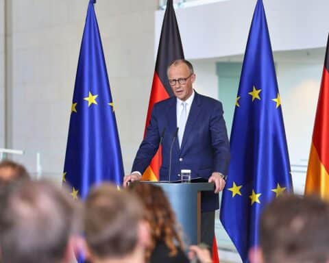 Friedrich Merz spricht über internationale Beziehungen und Sicherheit in einem politischen Kontext.