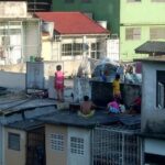 Kinder in einem Slum, symbolisieren die Auswirkungen von Schuldenkrisen auf gefährdete Gesellschaften.