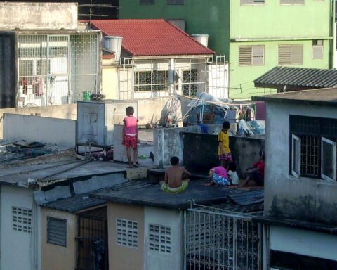 Kinder in einem Slum, symbolisieren die Auswirkungen von Schuldenkrisen auf gefährdete Gesellschaften.