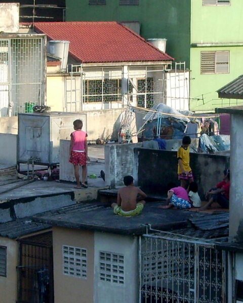 Kinder in einem Slum, symbolisieren die Auswirkungen von Schuldenkrisen auf gefährdete Gesellschaften.