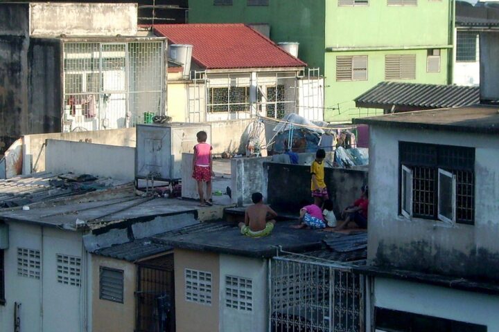 Kinder in einem Slum, symbolisieren die Auswirkungen von Schuldenkrisen auf gefährdete Gesellschaften.