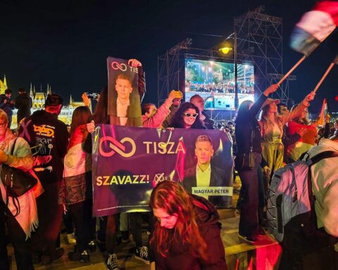 Tisza-Anhänger feiern enthusiastisch auf Wahlparty, symbolisieren Wandel in Ungarns Politik und Europa.