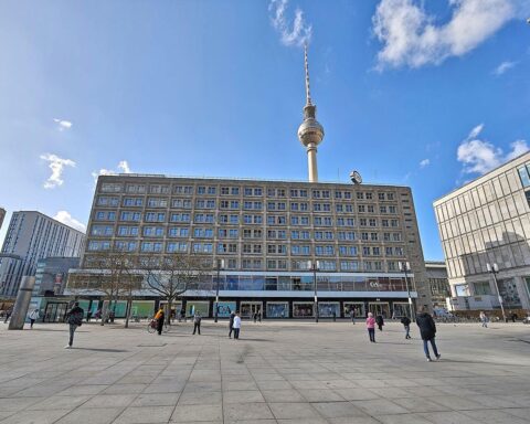 Alexanderplatz mit Fernsehturm, Zank um israelische Flagge, Symbol für Spannungen und Konflikte.