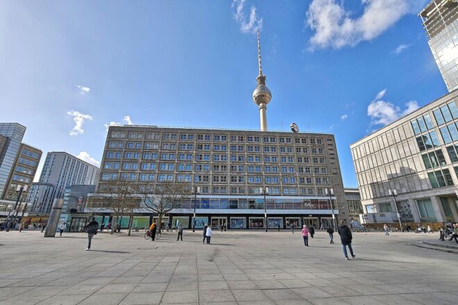 Israel-Flagge auf Berliner Alexanderplatz gestohlen und geschändet