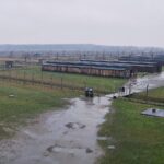 Schüler besuchen Gedenkstätte, um gegen Antisemitismus zu lernen und Geschichtsverständnis zu fördern.