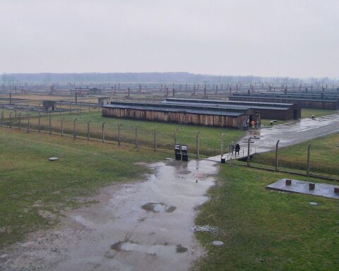 Schüler besuchen Gedenkstätte, um gegen Antisemitismus zu lernen und Geschichtsverständnis zu fördern.