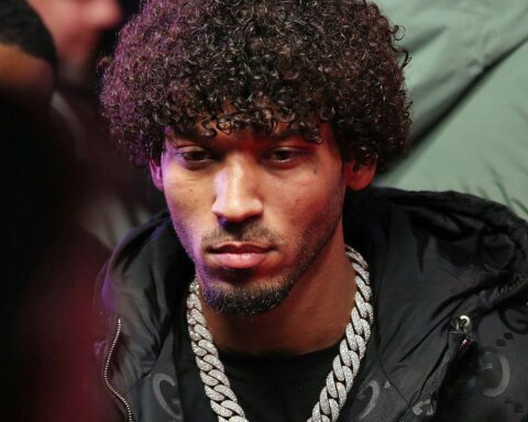 Jazeek feiert seinen Chart-Erfolg mit "4LAP" an der Spitze der deutschen Album-Charts.