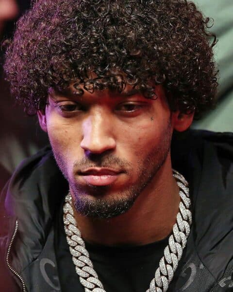 Jazeek feiert seinen Chart-Erfolg mit "4LAP" an der Spitze der deutschen Album-Charts.