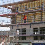 Bauarbeiter auf Baustelle, symbolisieren Handwerk und Wirtschaftskraft in Nordrhein-Westfalen 2024.