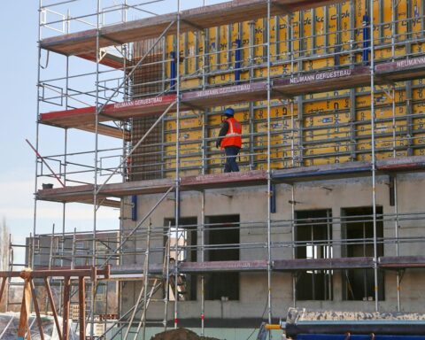 Bauarbeiter auf Baustelle, symbolisieren Handwerk und Wirtschaftskraft in Nordrhein-Westfalen 2024.