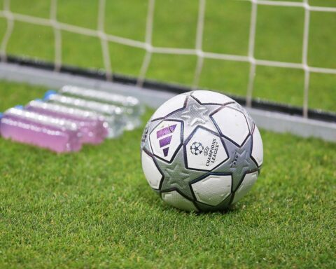 Joachim Löw diskutiert europäische Ambitionen im Fußball, weg von kurzfristigem Denken vieler Vereine.