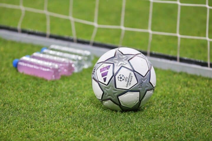 Joachim Löw diskutiert europäische Ambitionen im Fußball, weg von kurzfristigem Denken vieler Vereine.