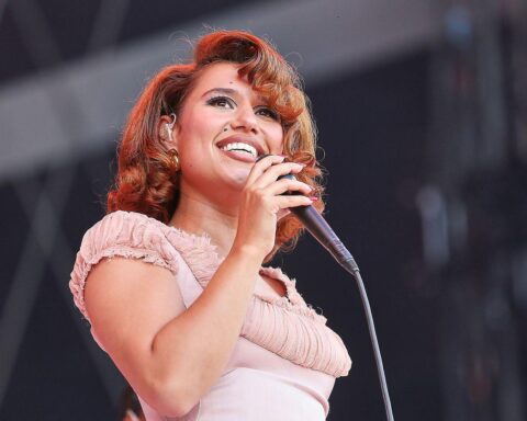 Johannes Oerding feiert mit "Hotel" Platz 1 der deutschen Album-Charts.