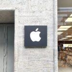 Apple-Logo mit Hinweis auf CEO-Wechsel von Tim Cook zu John Ternus am 1. September.