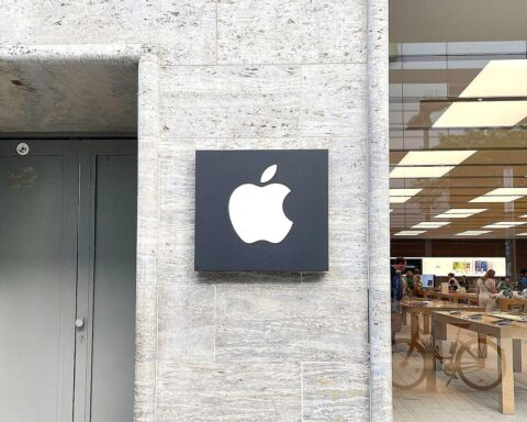 Apple-Logo mit Hinweis auf CEO-Wechsel von Tim Cook zu John Ternus am 1. September.